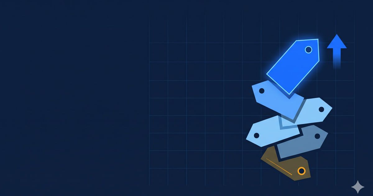 Etiquetas de precio apiladas con una resaltada como ganadora y una flecha hacia arriba, sobre fondo azul marino